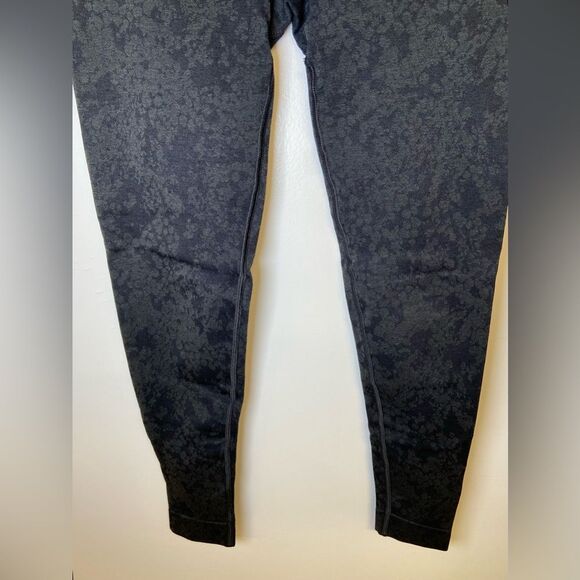 Gymshark Charcoal Black Adapt Camo Seamless Leggings. Size small - Picture 4 of 8